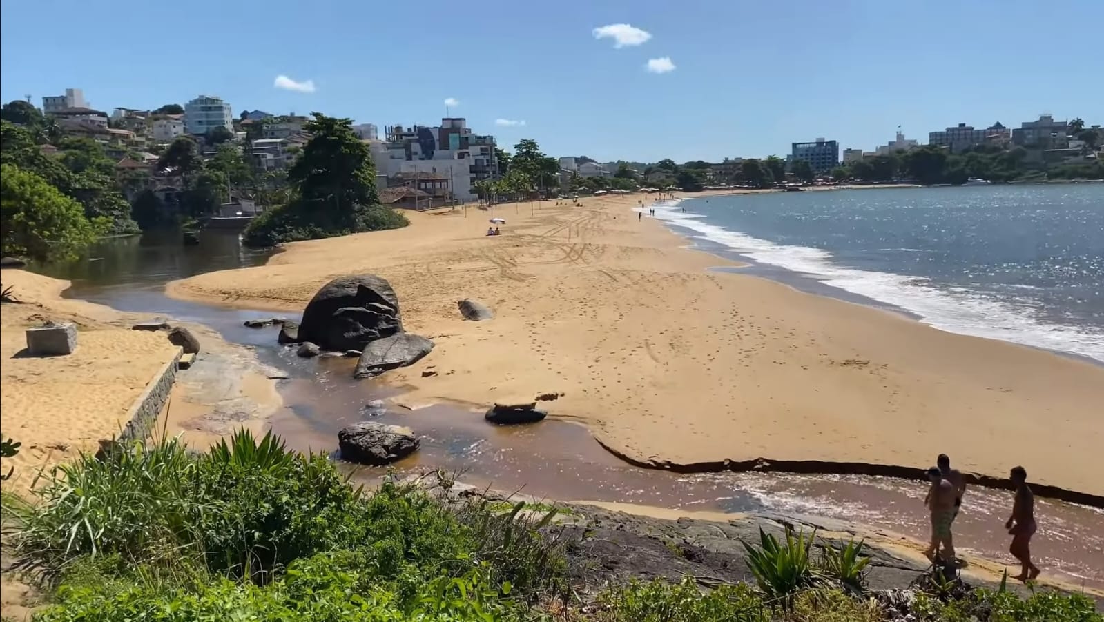 Praia da Areia Preta — areia dourada e mar calmo