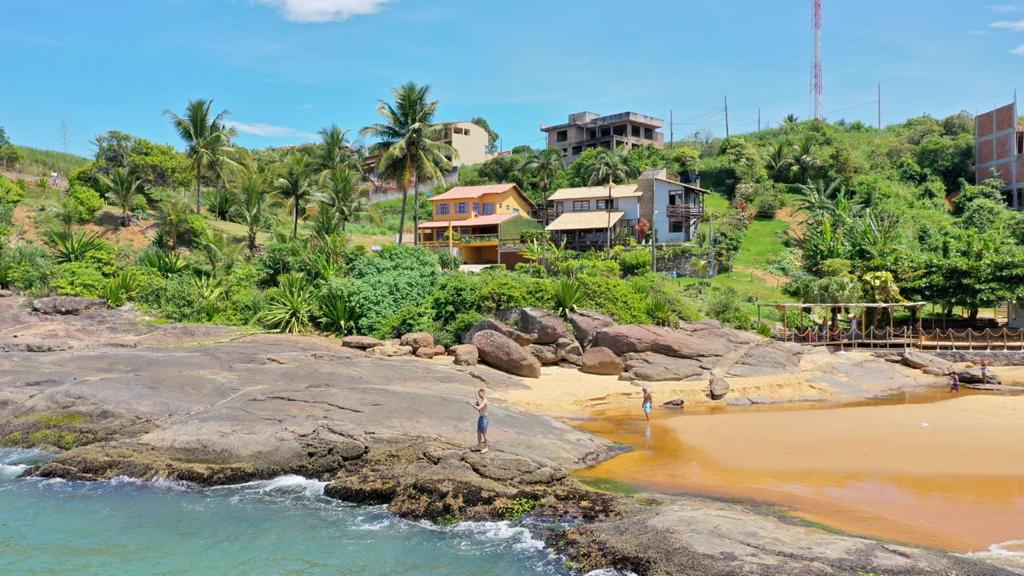 Casas já construídas no Bairro de Lourdes, à beira da praia